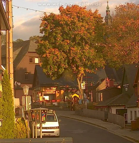 Seiffen: Herbstrot am nächsten Abend, Lichterkette über der Straße