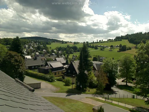 Seiffen: Sommertag mit hohen Wolken