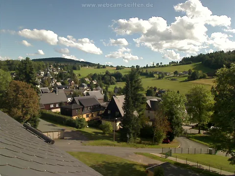 Seiffen: Sommerwolken vor blauem Himmel