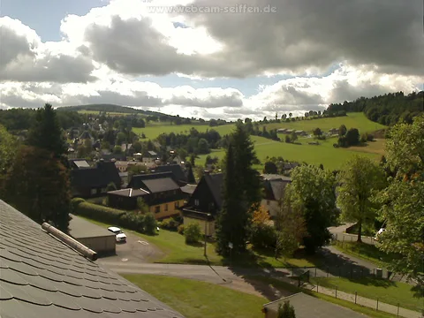 Seiffen: Große Wolkenfront über dem Tal