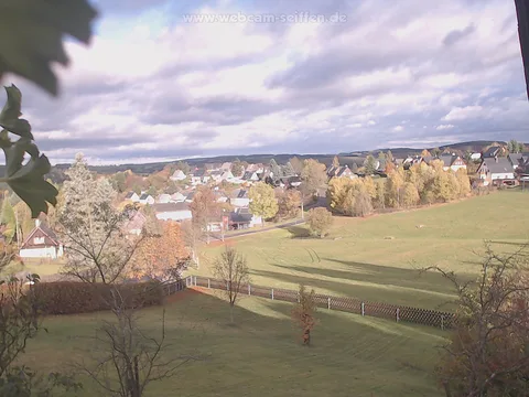 Seiffen: Herbstfarben, lange Schatten und ziehende Wolken