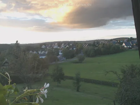 Seiffen: Sonnenuntergang mit goldener Wolkenkante über dem Ort