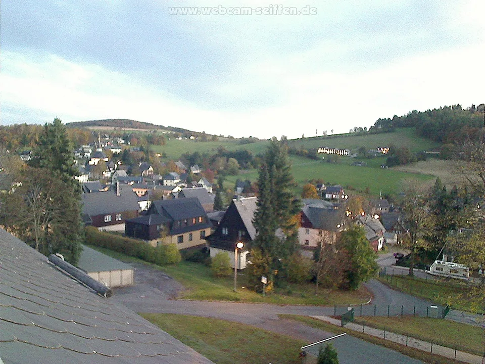 Live-Bild der Webcam Seiffen: Kamera 2 · Panorama, Jahnstraße, Panorama Richtung Zentrum und Ahornberg – aufgenommen am 22.10.2026 um 18:24 Uhr