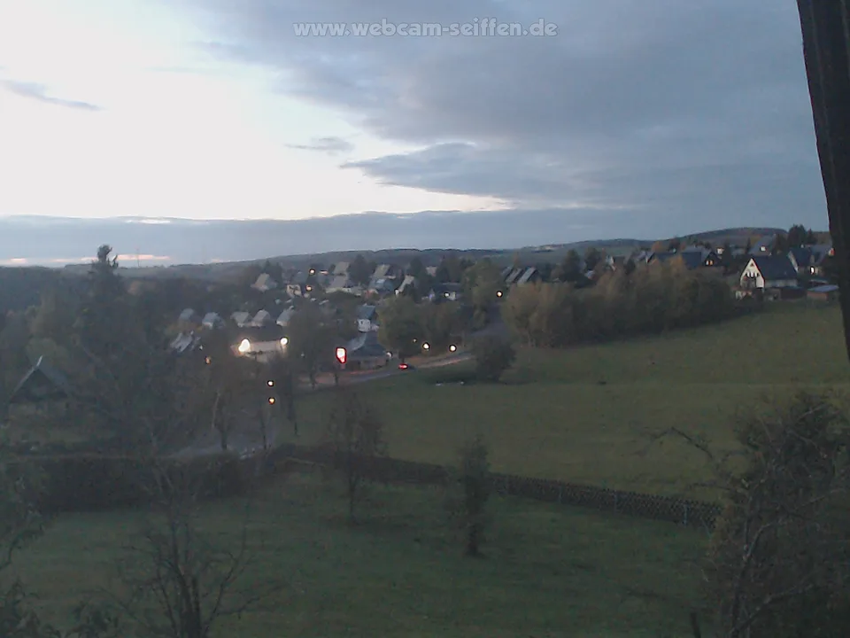 Live-Bild der Webcam Seiffen: Kamera 3 · Neuhausener Straße, Neuhausener Straße, Blick Richtung Sayda – aufgenommen am 22.10.2026 um 18:24 Uhr